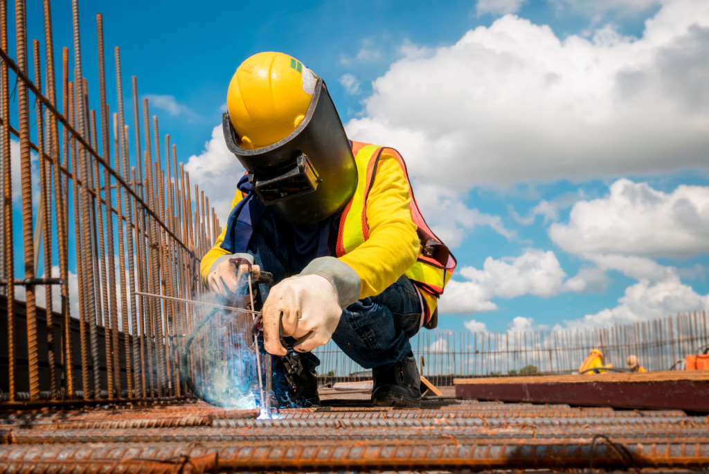 Construction worker wearing safety gear while at a construction site.